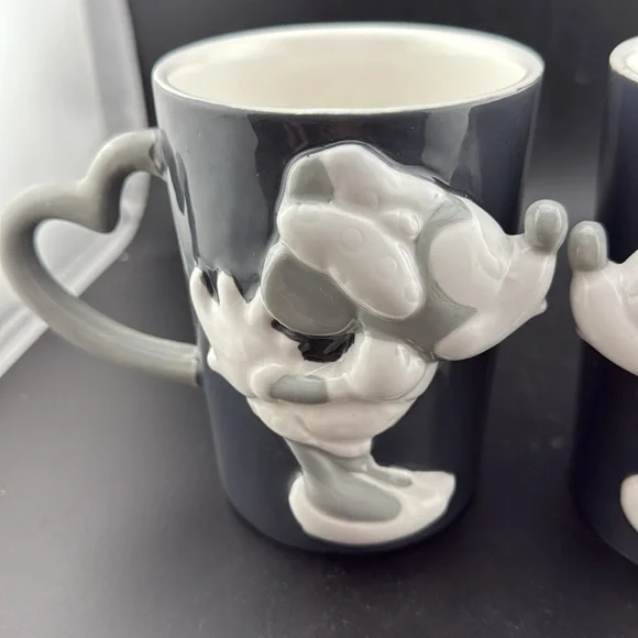 Mickey and Minnie Kissing Mugs - Picture 2 of 4